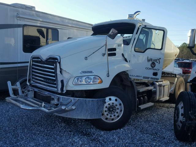 1M1AW09YXGM054520 - 2016 MACK 600 CXU600 WHITE photo 2