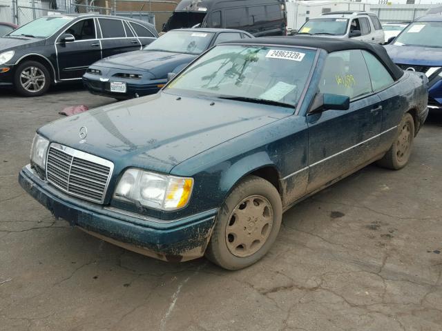 WDBEA66E5SC219223 - 1995 MERCEDES-BENZ E 320 GREEN photo 2