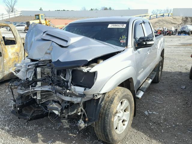 3TMJU4GN5FM180812 - 2015 TOYOTA TACOMA DOU SILVER photo 2