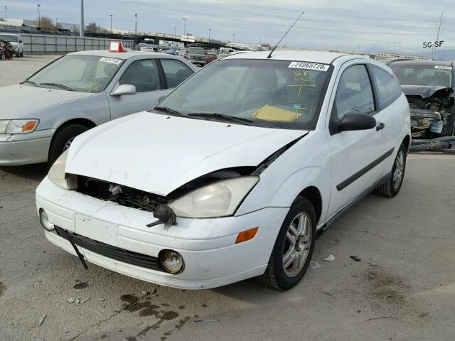 3FAFP31372R228764 - 2002 FORD FOCUS ZX3 WHITE photo 2