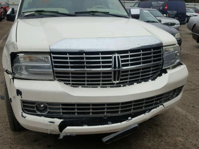 5LMFL28527LJ10790 - 2007 LINCOLN NAVIGATOR WHITE photo 9