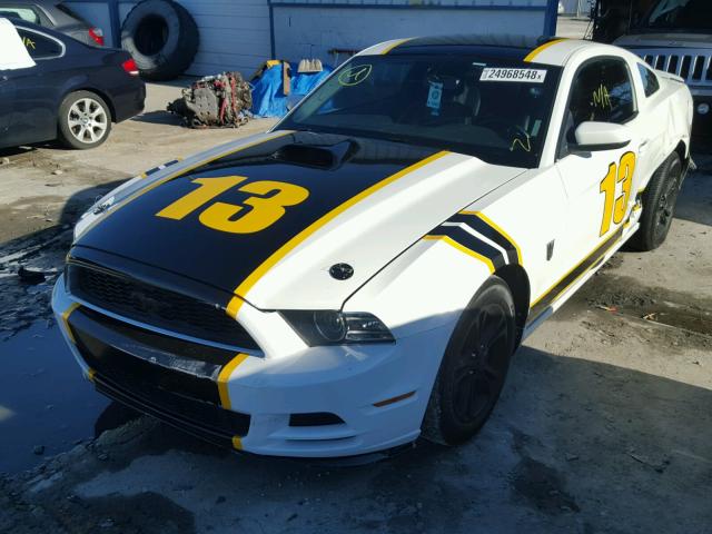 1ZVBP8AM6D5260431 - 2013 FORD MUSTANG WHITE photo 2