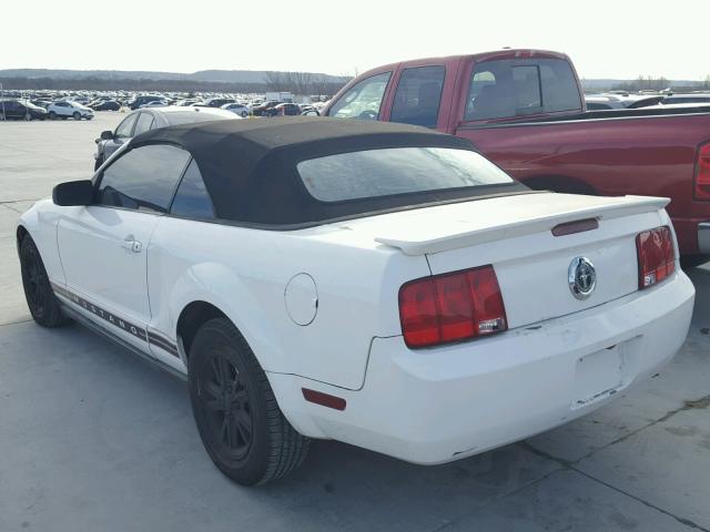 1ZVFT84N375253409 - 2007 FORD MUSTANG WHITE photo 3