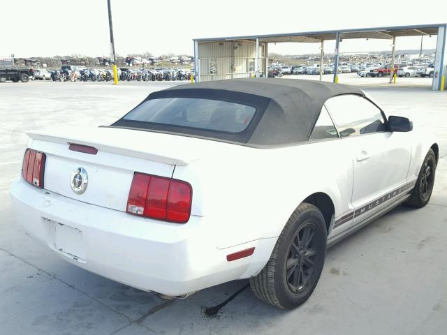 1ZVFT84N375253409 - 2007 FORD MUSTANG WHITE photo 4