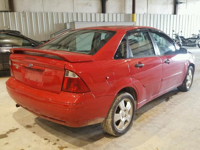 1FAFP34NX5W121027 - 2005 FORD FOCUS ZX4 RED photo 4