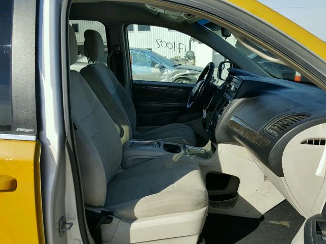 2D4RN5DG8BR684613 - 2011 DODGE GRAND CARA YELLOW photo 5