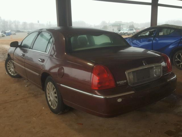 1LNHM82W83Y700437 - 2003 LINCOLN TOWN CAR S MAROON photo 3