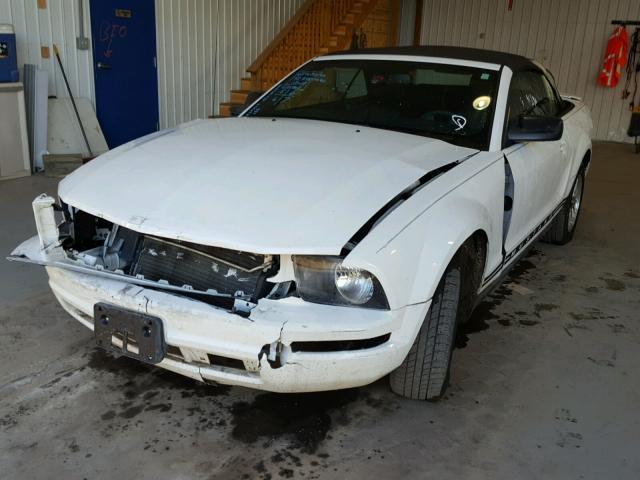 1ZVFT84N375323796 - 2007 FORD MUSTANG WHITE photo 2