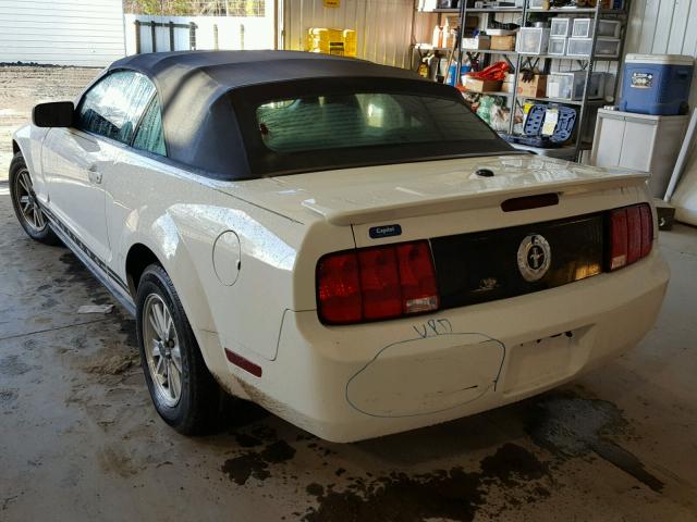 1ZVFT84N375323796 - 2007 FORD MUSTANG WHITE photo 3