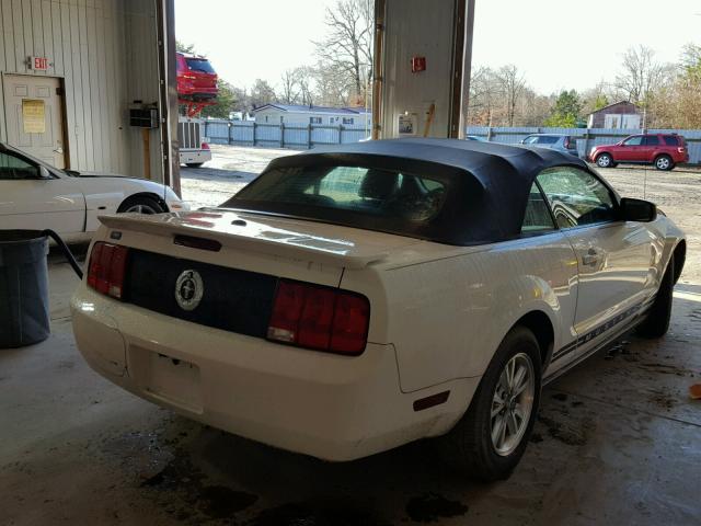 1ZVFT84N375323796 - 2007 FORD MUSTANG WHITE photo 4