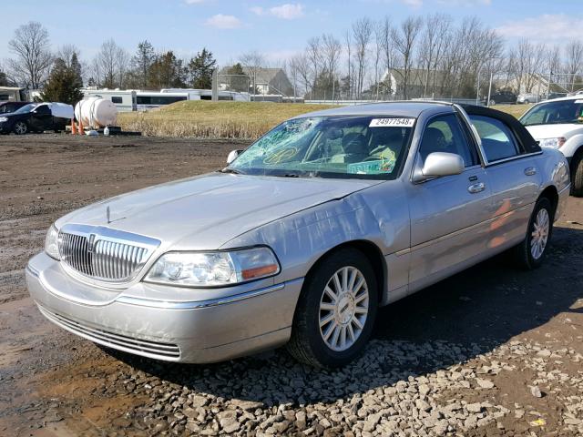 1LNHM81W54Y605014 - 2004 LINCOLN TOWN CAR E SILVER photo 2