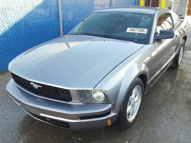 1ZVFT80N275279554 - 2007 FORD MUSTANG GRAY photo 2