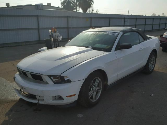 1ZVBP8EM9C5241154 - 2012 FORD MUSTANG WHITE photo 2