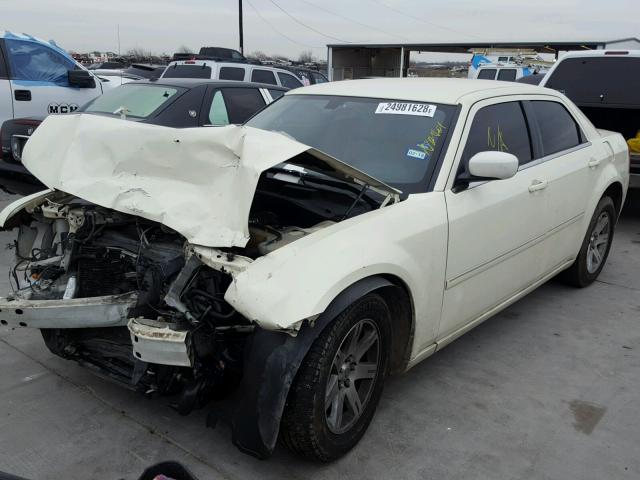 2C3KA53G37H884084 - 2007 CHRYSLER 300 TOURIN WHITE photo 2