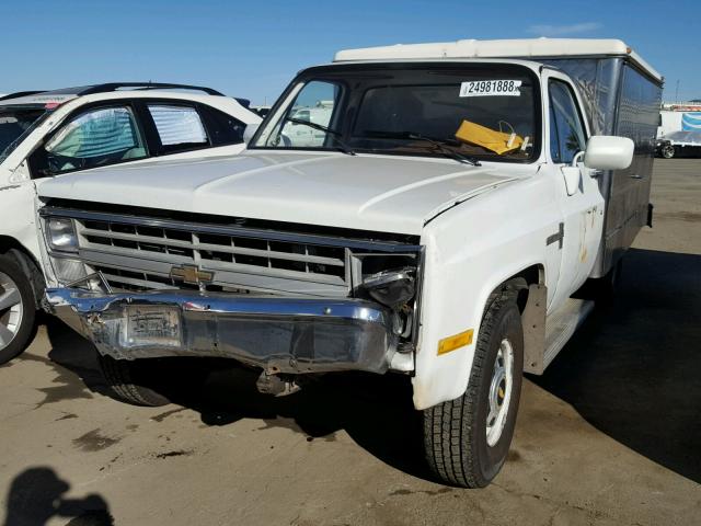 1GBGR34K9JJ138962 - 1988 CHEVROLET R30 WHITE photo 2