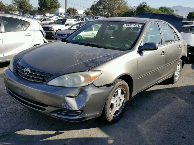 JTDBE32K820086851 - 2002 TOYOTA CAMRY LE GRAY photo 2