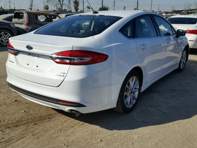 3FA6P0LU0HR381256 - 2017 FORD FUSION SE WHITE photo 4