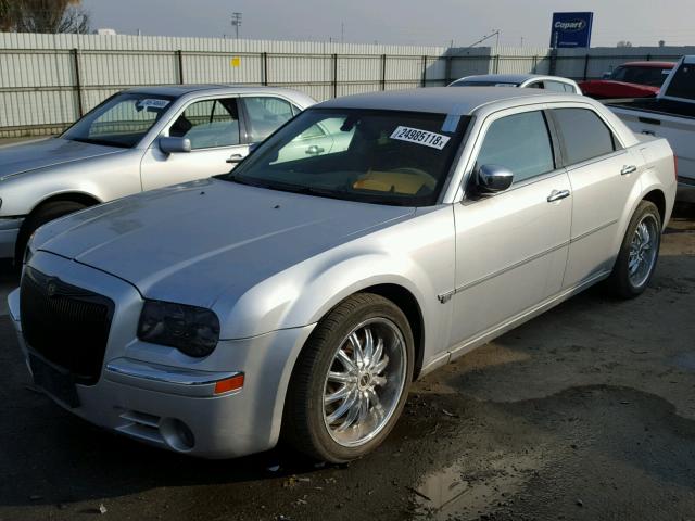 2C3AA63H35H117682 - 2005 CHRYSLER 300C SILVER photo 2