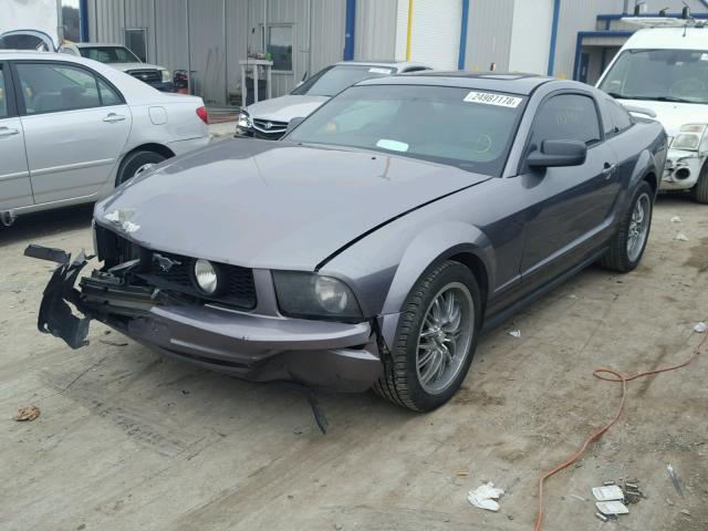 1ZVFT80NX65109635 - 2006 FORD MUSTANG GRAY photo 2
