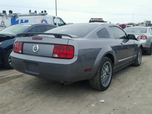 1ZVFT80NX65109635 - 2006 FORD MUSTANG GRAY photo 4