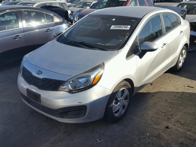 KNADM4A3XD6211566 - 2013 KIA RIO LX Արծաթագույն լուսանկար 2