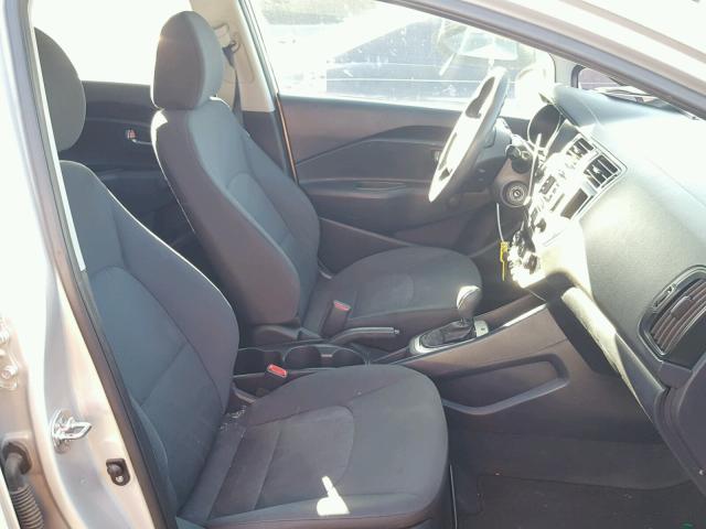 KNADM4A3XD6211566 - 2013 KIA RIO LX Արծաթագույն լուսանկար 5