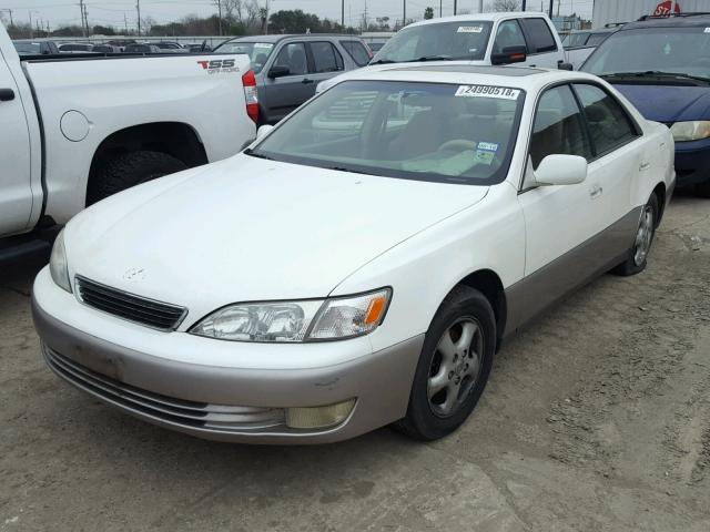 JT8BF28G0W0104483 - 1998 LEXUS ES 300 WHITE photo 2