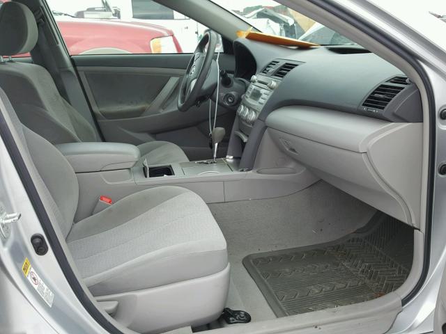 4T4BF3EK4BR115846 - 2011 TOYOTA CAMRY BASE SILVER photo 5