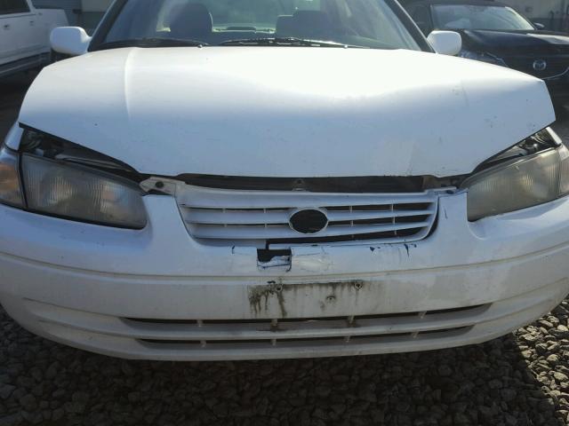 JT2BG22K6W0106629 - 1998 TOYOTA CAMRY CE WHITE photo 9