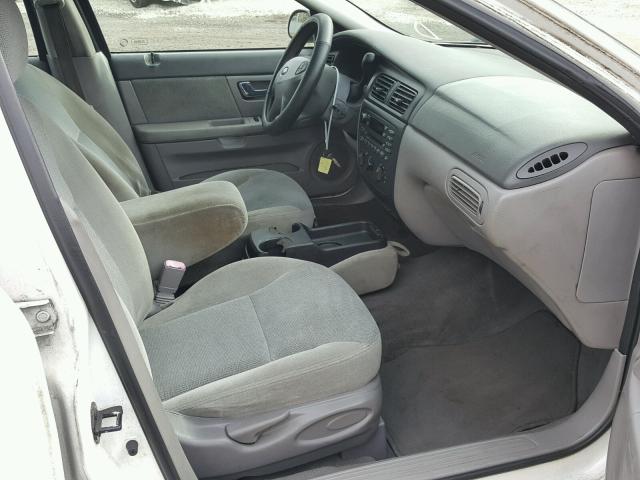 1FAFP53U22A146470 - 2002 FORD TAURUS SE WHITE photo 5