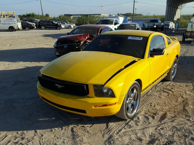 1ZVFT80N755158435 - 2005 FORD MUSTANG YELLOW photo 2