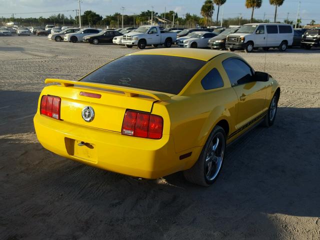 1ZVFT80N755158435 - 2005 FORD MUSTANG YELLOW photo 4