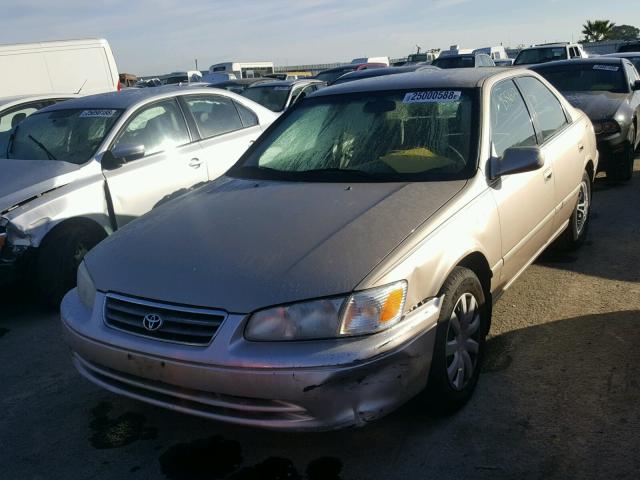 JT2BG22KX10568667 - 2001 TOYOTA CAMRY CE GOLD photo 2