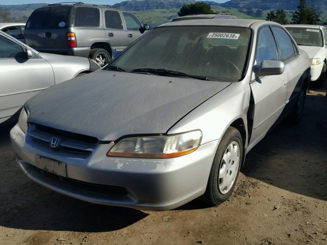 1HGCG5645WA126052 - 1998 HONDA ACCORD LX SILVER photo 2