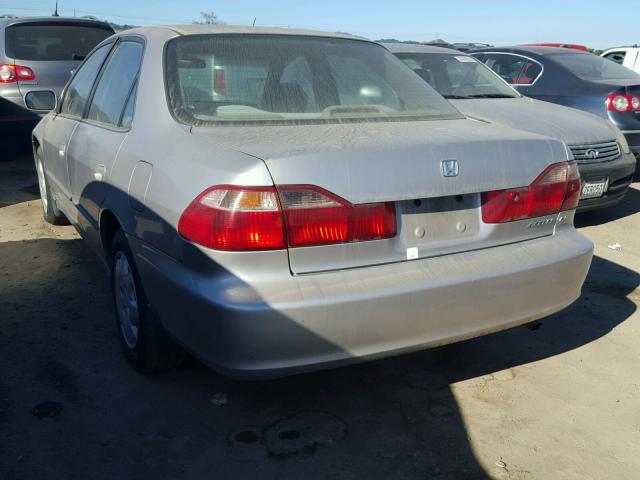 1HGCG5645WA126052 - 1998 HONDA ACCORD LX SILVER photo 3