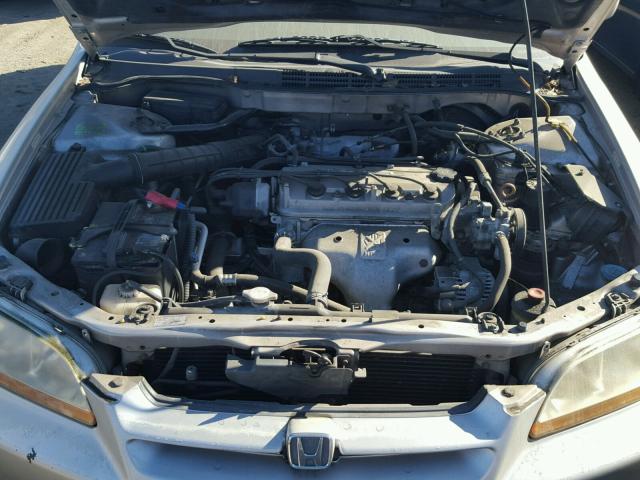 1HGCG5645WA126052 - 1998 HONDA ACCORD LX SILVER photo 7