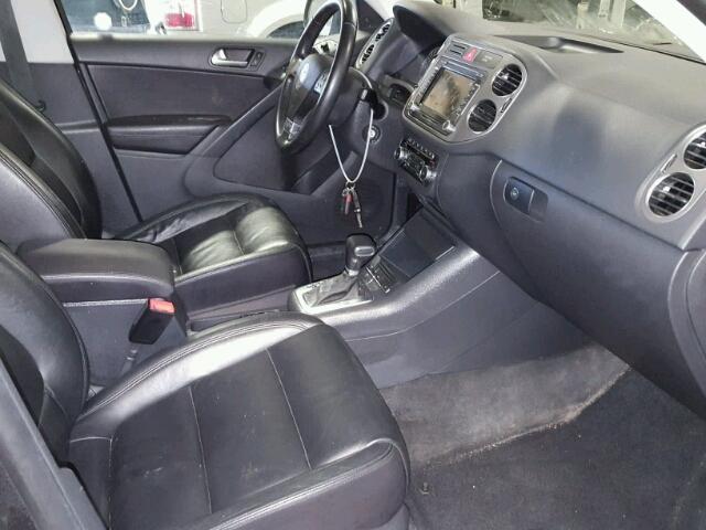 WVGBV7AX1AW524413 - 2010 VOLKSWAGEN TIGUAN SE 黑色 照片 5