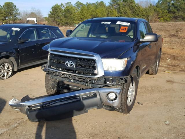 5TFRM5F19AX011211 - 2010 TOYOTA TUNDRA DOU BLUE photo 2