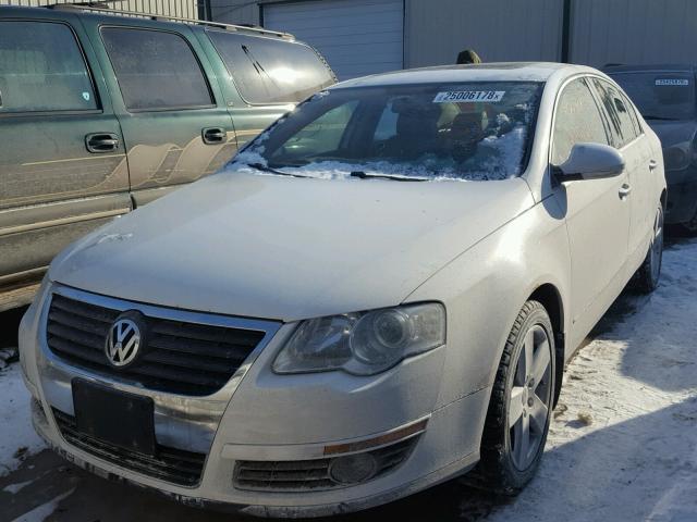 WVWJK73C19P011915 - 2009 VOLKSWAGEN PASSAT TUR WHITE photo 2