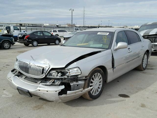 1LNHM81W05Y656647 - 2005 LINCOLN TOWN CAR S SILVER photo 2