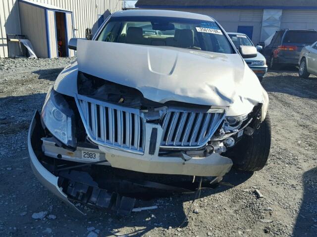 1LNHL9DR4BG606138 - 2011 LINCOLN MKS GOLD photo 9