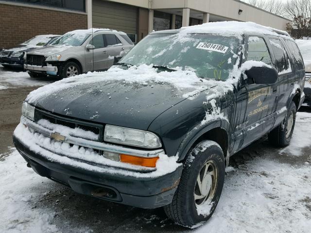 1GNDT13W82K110601 - 2002 CHEVROLET BLAZER GREEN photo 2