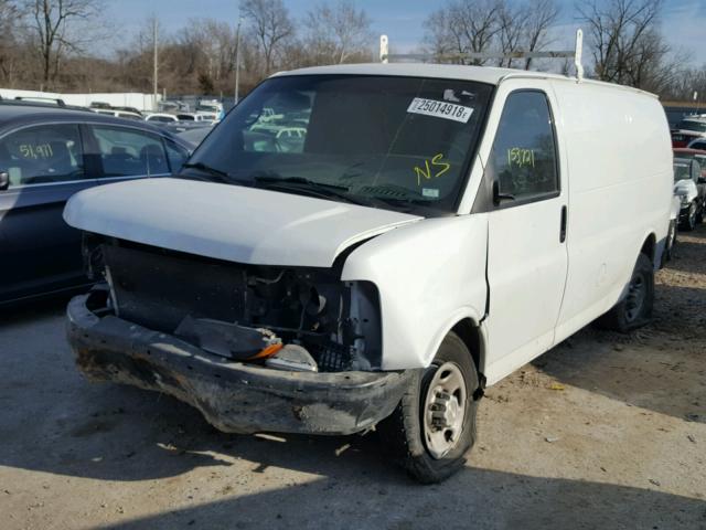 1GCGG25C781105195 - 2008 CHEVROLET EXPRESS G2 WHITE photo 2