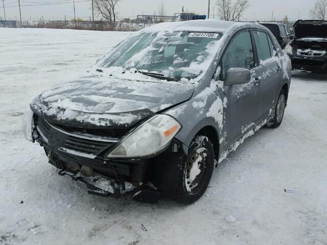 3N1BC11E18L438673 - 2008 NISSAN VERSA S GRAY photo 2