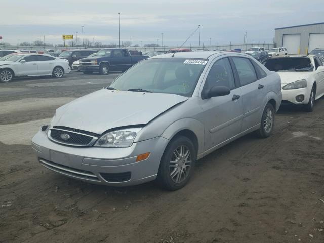 1FAFP34N45W131035 - 2005 FORD FOCUS ZX4 SILVER photo 2