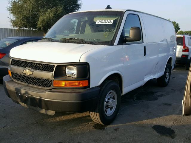 1GCWGAFG0G1268826 - 2016 CHEVROLET EXPRESS G2 WHITE photo 2