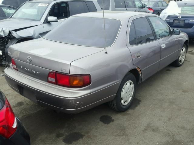 4T1BG12K8TU785904 - 1996 TOYOTA CAMRY DX GRAY photo 4