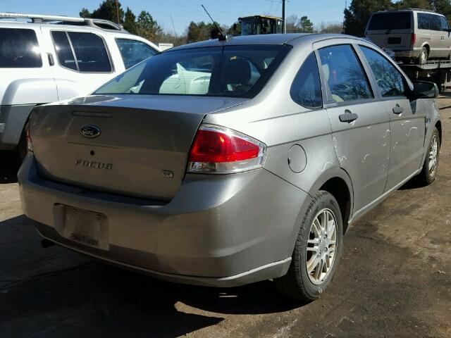 1FAHP35N38W293895 - 2008 FORD FOCUS SE GRAY photo 4