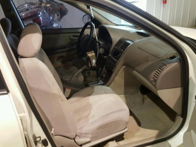 JN1CA31D41T808819 - 2001 NISSAN MAXIMA GXE WHITE photo 5