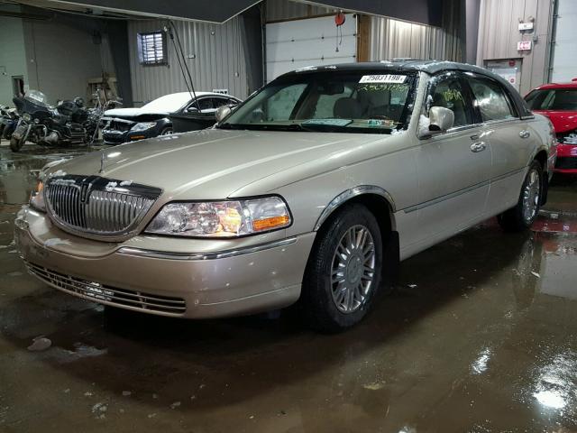 1LNHM82V27Y634402 - 2007 LINCOLN TOWN CAR S GOLD photo 2